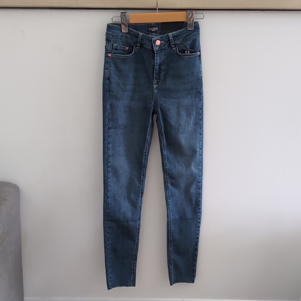 BASE LEVEL | Women's Medium Wash ANN High-Rise Skinny Leg Ripped Hem Jeans
